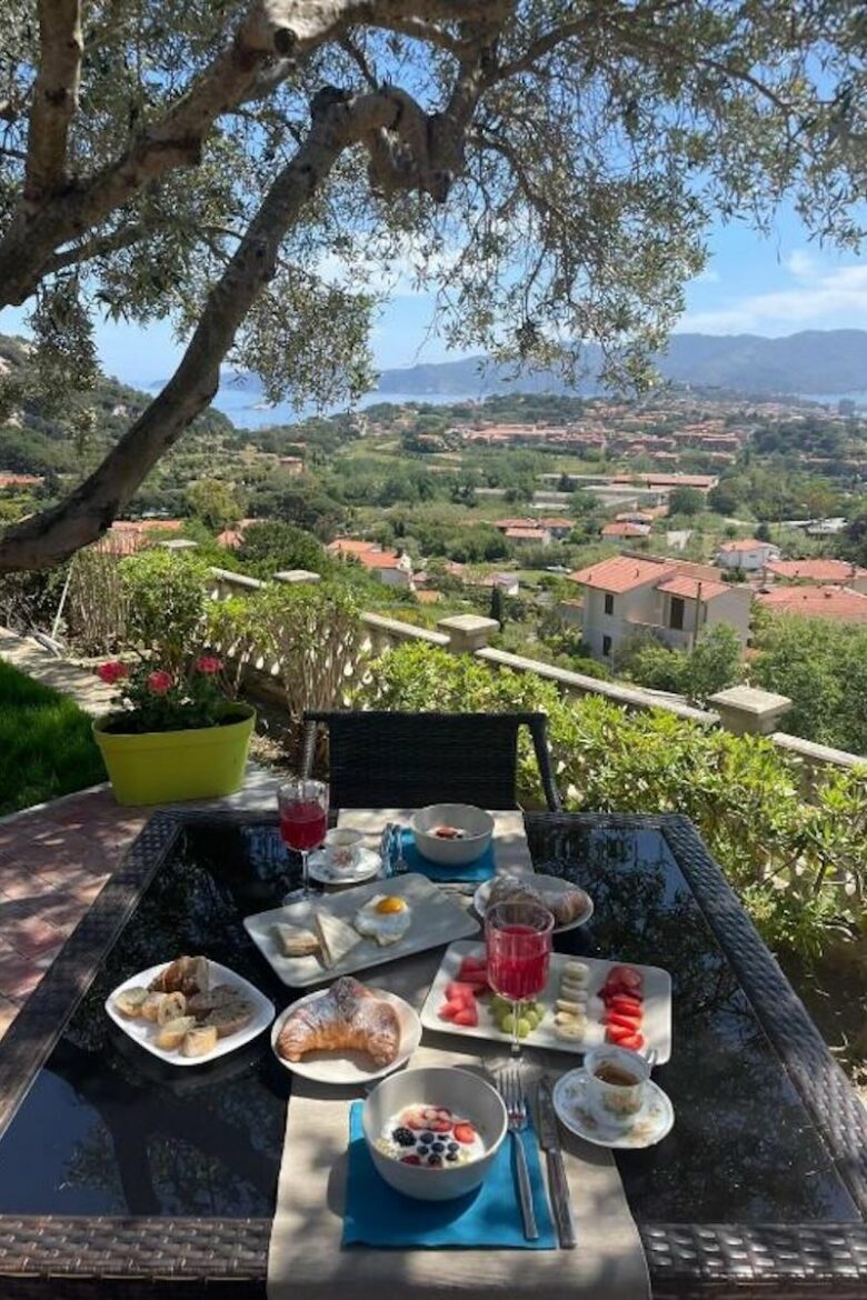 Colazione in giardino con vista su Portoferraio